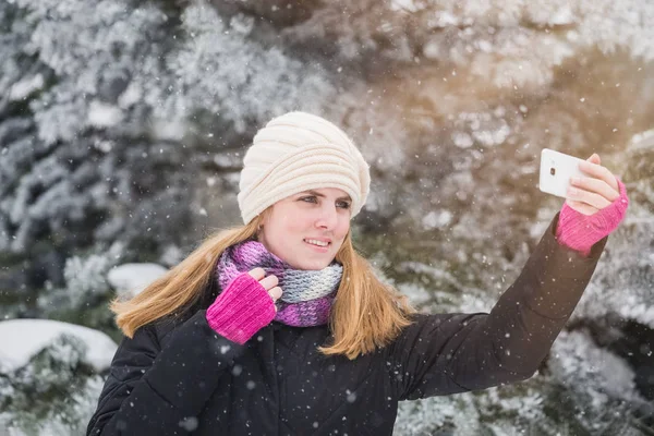 Mujer Feliz Tomando Selfie Sobre Fondo Invierno —  Fotos de Stock