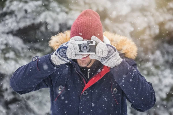 Hombre Moda Tomando Fotos Con Cámara Retro Día Nevado Concepto —  Fotos de Stock