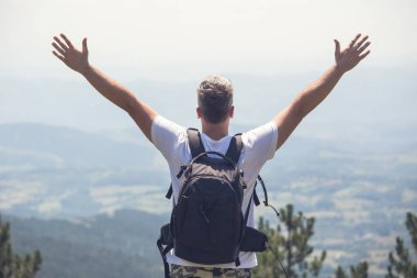 Adamın sırt çantasında Dağları ile arkadan görünüş