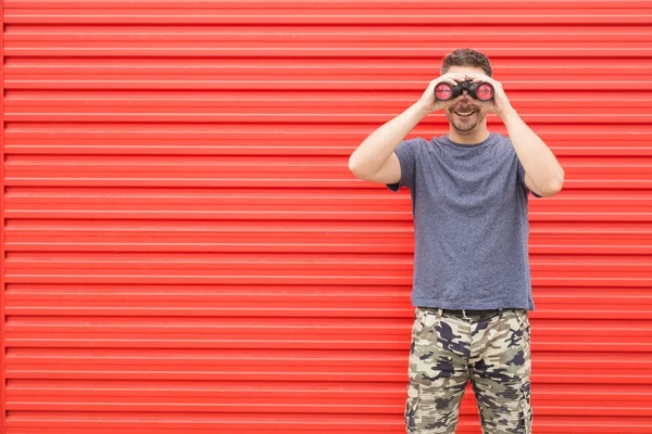 Hipster Usando Binoculares Sobre Fondo Rojo — Foto de Stock