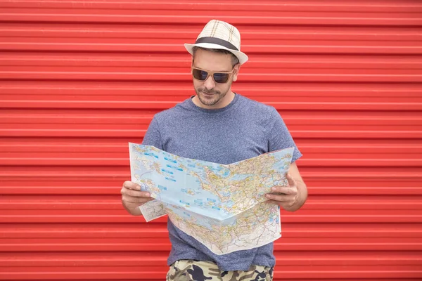 Módní Moderní Turistické Chlap Cestovní Mapu Proti Červené Pozadí — Stock fotografie