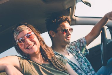 Arabada güzel çift yan görünüm yolculuğa onların yaz tatil.