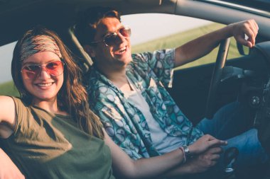 Yolculuğa genç çift.