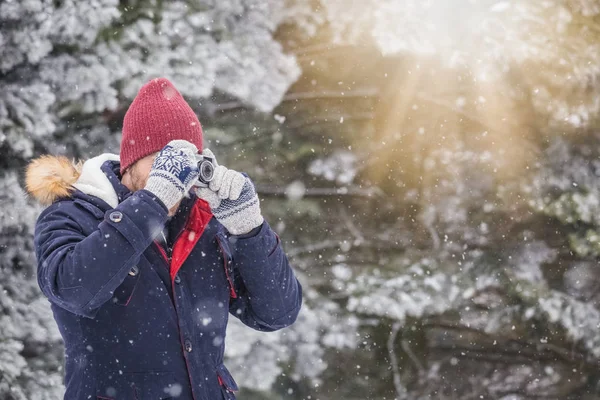 Hombre Moda Tomando Fotos Con Cámara Retro Día Nevado Concepto —  Fotos de Stock