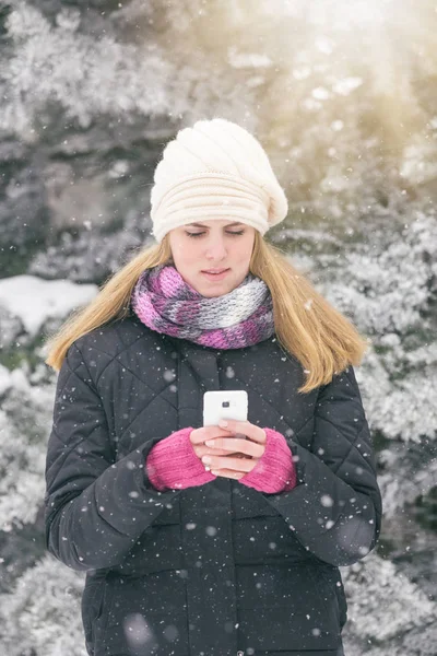 Mujer Moda Sosteniendo Mirando Teléfono Inteligente Escena Invierno —  Fotos de Stock