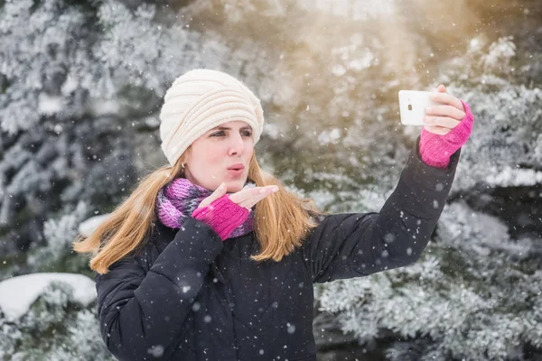 Mujer Feliz Tomando Selfie Sobre Fondo Invierno —  Fotos de Stock