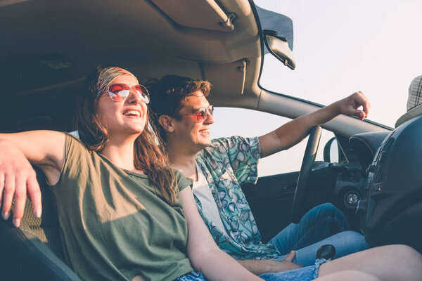 Пара влюблённых хипстеров путешествует. В дороге и концепции знакомств
.