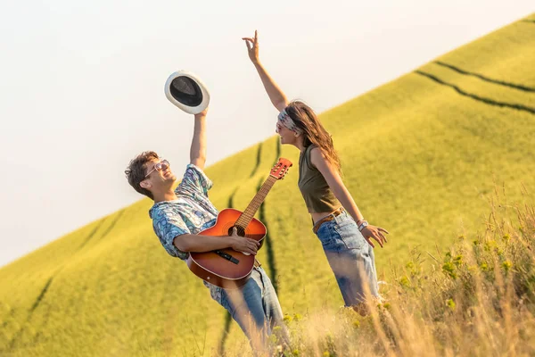 Romantik hipster çift doğada en sevdikleri şarkı şarkı. Sevgi ve yaz aylarında konsept.