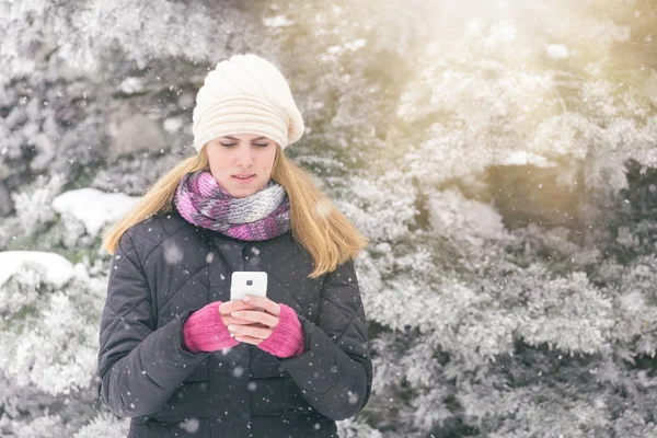 Портрет Молодої Жінки Використовує Смартфон Сніжний День — стокове фото