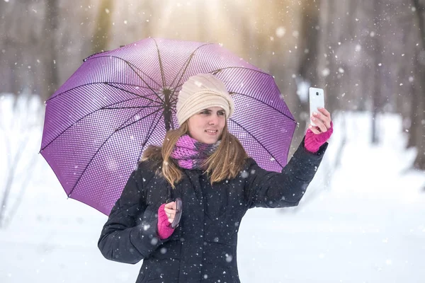 Mujer Con Paraguas Tomando Selfie Con Smartphone Disfrutando Temporada Invierno —  Fotos de Stock