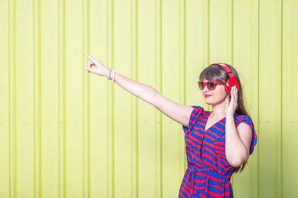 Retrato Niña Con Auriculares Mano Levantada Sobre Fondo Amarillo — Foto de Stock