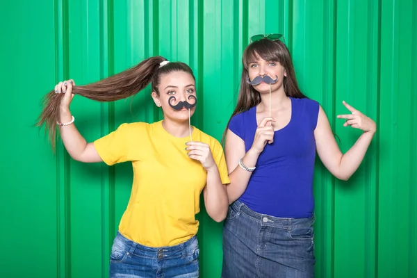 Portrait Deux Filles Avec Des Accessoires Papier Moustache Sur Fond — Photo