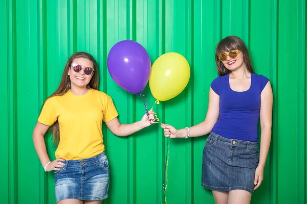 Deux Amis Avec Des Ballons Sur Fond Vert — Photo