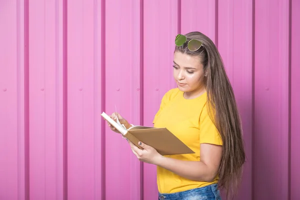 Hermosa Joven Leyendo Libro Aislado Sobre Fondo Rosa Pastel — Foto de Stock