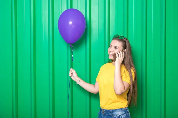 Hermosa Mujer Joven Hablando Teléfono Móvil Sosteniendo Globo Helio Sobre — Foto de Stock