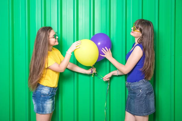 Vakre Jenter Med Fargerike Ballonger Grønn Vegg Bakgrunn Motekonsept – stockfoto