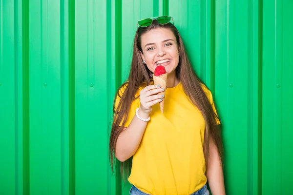 Hermosa Chica Moda Sosteniendo Helado Contra Fondo Verde — Foto de Stock