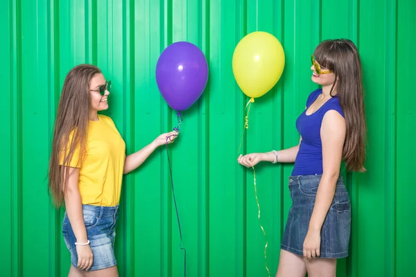 Deux Amis Avec Des Ballons Sur Fond Vert — Photo