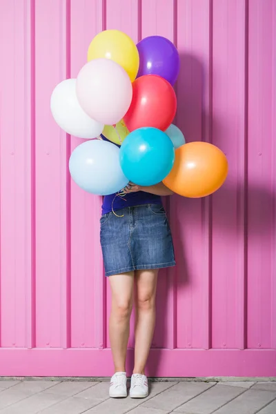 Młoda Kobieta Kolorowych Balonów Ulicy Lato Koncepcji — Zdjęcie stockowe