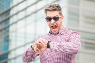 Ofis çalışanı veya onun bakarak işadamı vurguladı. Geç iş kavramı için.