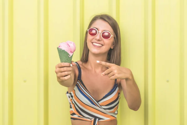 Primer Plano Niña Sosteniendo Helado Sobre Fondo Amarillo — Foto de Stock