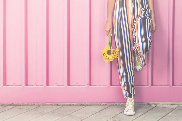 关闭的年轻女子捧着向日葵花束的粉红色背景 复制空间 — 图库照片