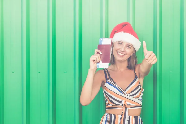 Retrato Mujer Joven Con Sombrero Santa Con Pasaporte Billetes Viaje — Foto de Stock