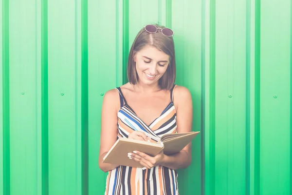 Estudiante Tomando Notas Contra Fondo Verde — Foto de Stock