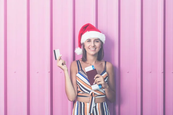 Joven Hembra Con Sombrero Santa Celebración Tarjeta Crédito Pasaporte Con — Foto de Stock