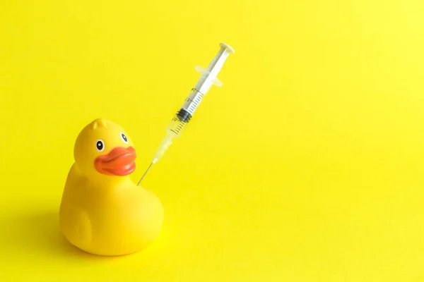 Rubber Duck Syringe Needle Yellow Background Gmo Minimal Concept Space — Stock Photo, Image