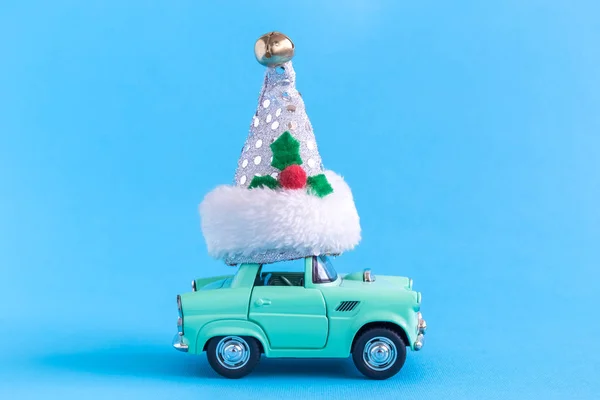 Malé Auto Santa Hat Střeše Proti Modrým Pozadím Vánoční Dovolená — Stock fotografie
