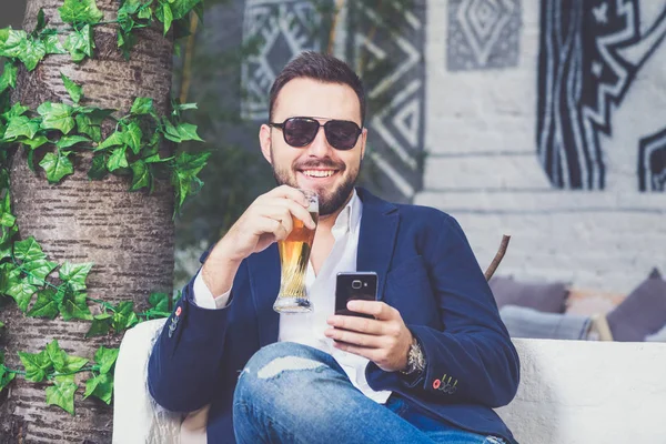 Geschäftsmann Tippt Café Auf Seinem Smartphone Und Hält Ein Glas — Stockfoto