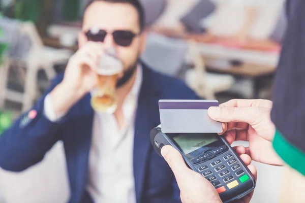 Betala Med Kreditkort Café Affärsmannen Dricker Bakgrunden — Stockfoto