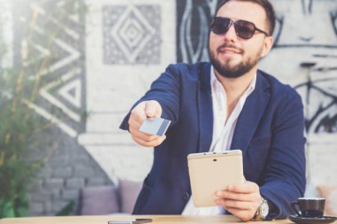 Dijital tablet kafede kredi kartı holding ile işadamı.