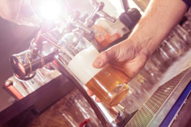Barmen dökme lager bira içme cam içinde yakın çekim.
