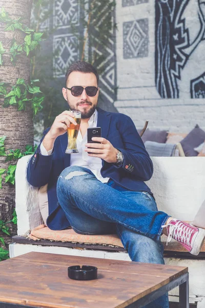 Geschäftsmann Tippt Café Auf Seinem Smartphone Und Hält Ein Glas — Stockfoto
