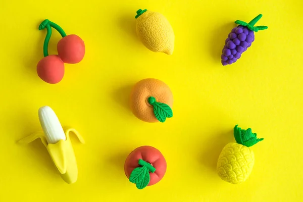 橡胶果子查出在黄色背景最小创造性概念 — 图库照片