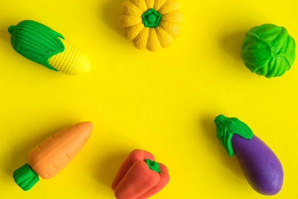 橡胶蔬菜在黄色背景最小的创造性概念 — 图库照片