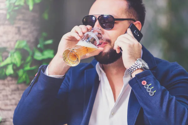 Close Van Portret Van Moderne Zakenman Bier Drinken Praten Mobiele — Stockfoto