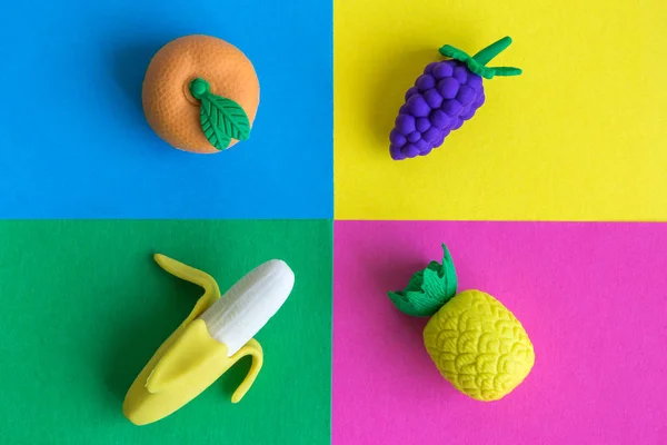 橡胶水果在五颜六色的背景最小的创造性概念 — 图库照片