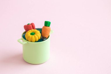 Sebze pot oyuncak en az yaratıcı pişirme kavram. Kopya için alan.