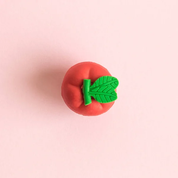 Plochou Ležela Apple Ovocné Hračky Pastelově Růžové Pozadí Minimální Kreativní — Stock fotografie