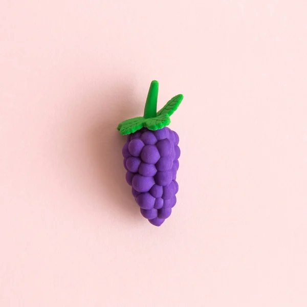 Colocação Plana Uvas Brinquedo Frutas Fundo Rosa Pastel Conceito Criativo — Fotografia de Stock