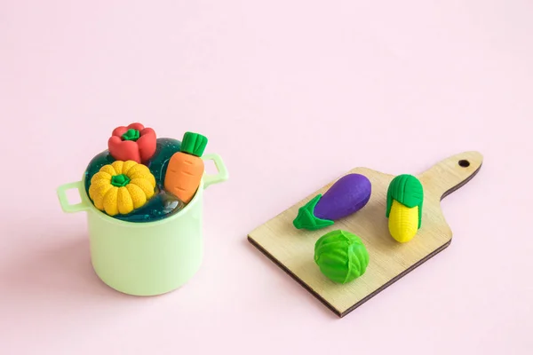 各种蔬菜在锅和木制切菜玩具最小烹饪创意的概念 — 图库照片
