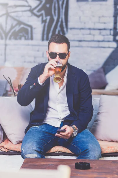 Porträt Eines Modernen Geschäftsmannes Der Ein Glas Bier Hält Und — Stockfoto