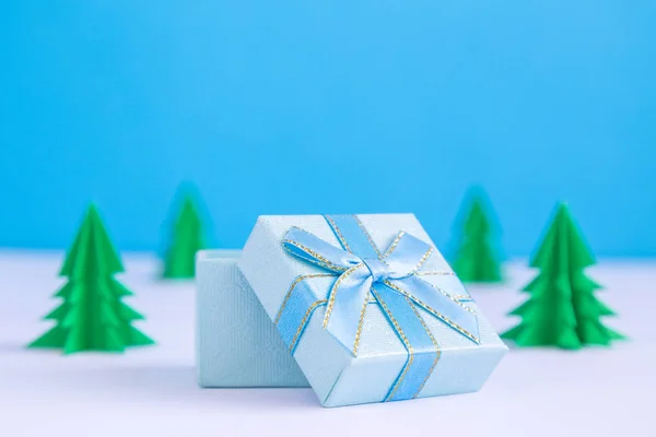 Gift Box Boże Narodzenie Drzewa Wykonane Papieru Minimalne Zima Kreatywnych — Zdjęcie stockowe