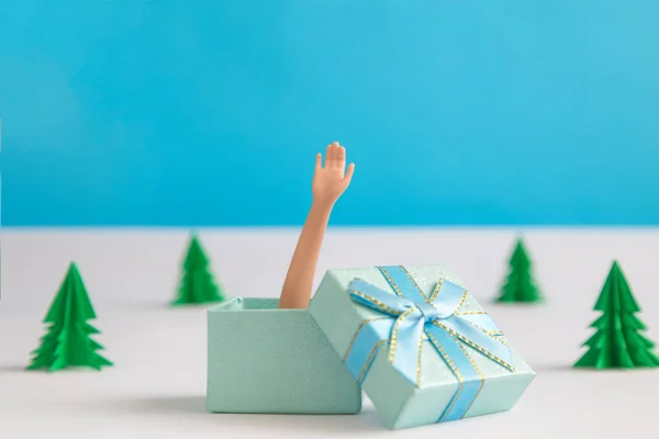 Lalka Ramię Drzew Pole Boże Narodzenie Prezent Wykonany Papieru Niebieskim — Zdjęcie stockowe