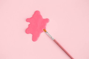 Sanat fırça yat ve pastel pembe arka plan en az yaratıcı kavramı karşı leke.