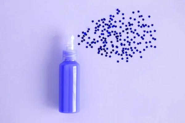 Άρωμα Μπουκάλι Σπρέι Από Μικρά Αστέρια Μπλε Φόντο Ελάχιστη Δημιουργική — Φωτογραφία Αρχείου