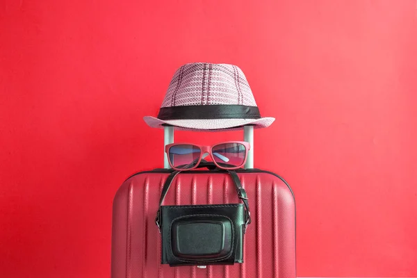 Walizka Aparatu Hat Retro Czerwonym Tle Podróży Sprzęt Minimalne Koncepcja — Zdjęcie stockowe